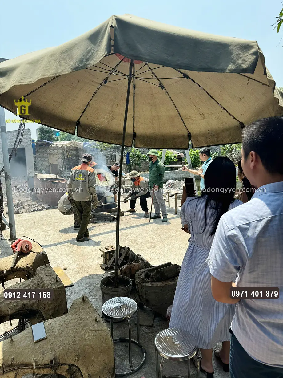 Đo&agrave;n kh&aacute;ch về tham quan v&agrave;o một ng&agrave;y nắng đẹp